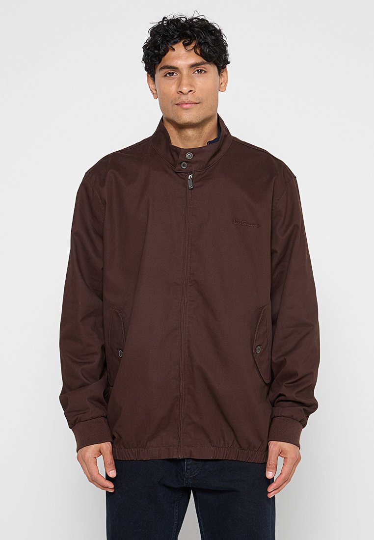 Braune Jacke aus leichtem Stoff, mit Stehkragen, Reißverschluss vorne und Seitentaschen mit Druckknöpfen.
