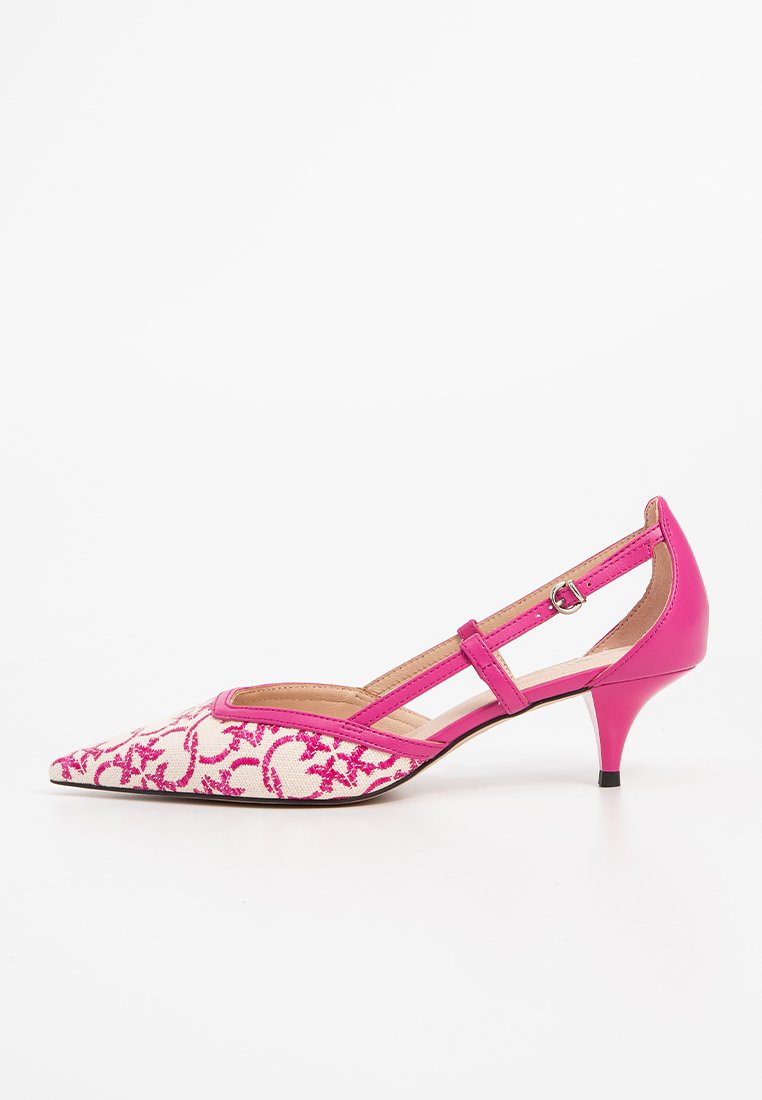 Spitze Pumps mit einem mittel hohen rosa Absatz. Obermaterial aus floral gemustertem Stoff in Creme und Pink, mit einem schmalen Knöchelriemen.