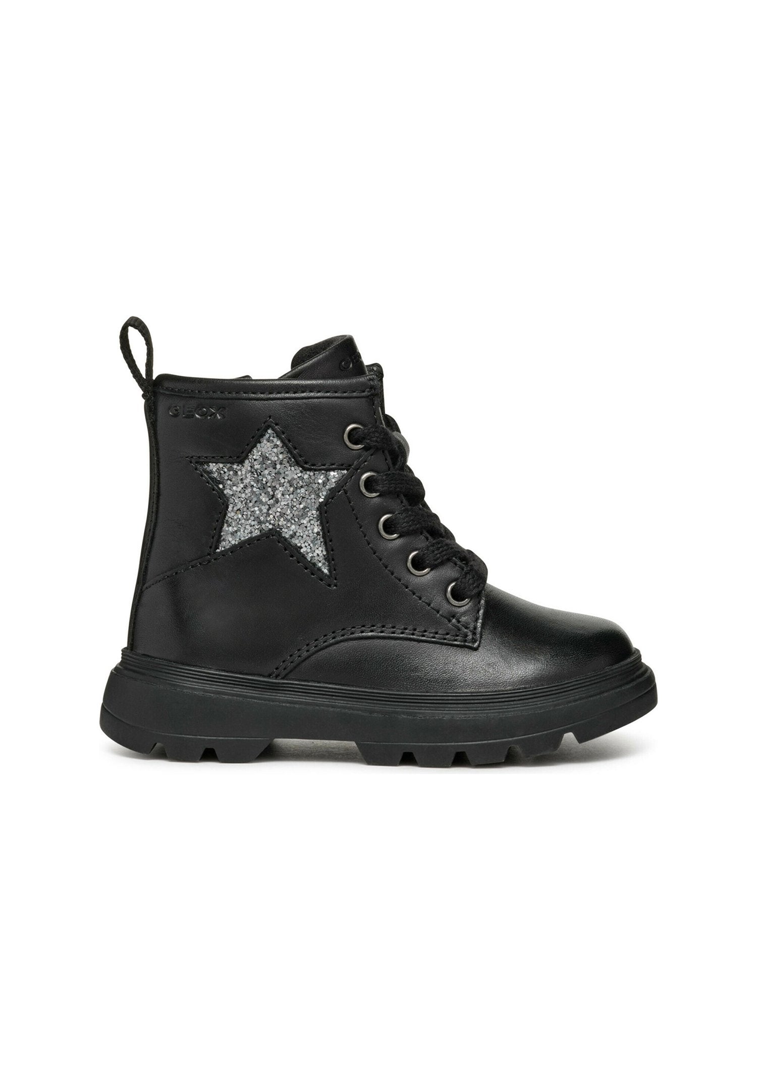 Schwarze Lederknöchelstiefel mit einem grauen Glitzersternakzent, Schnürdesign, gepolstertem Kragen und robuster Gummisohle für Traktion.