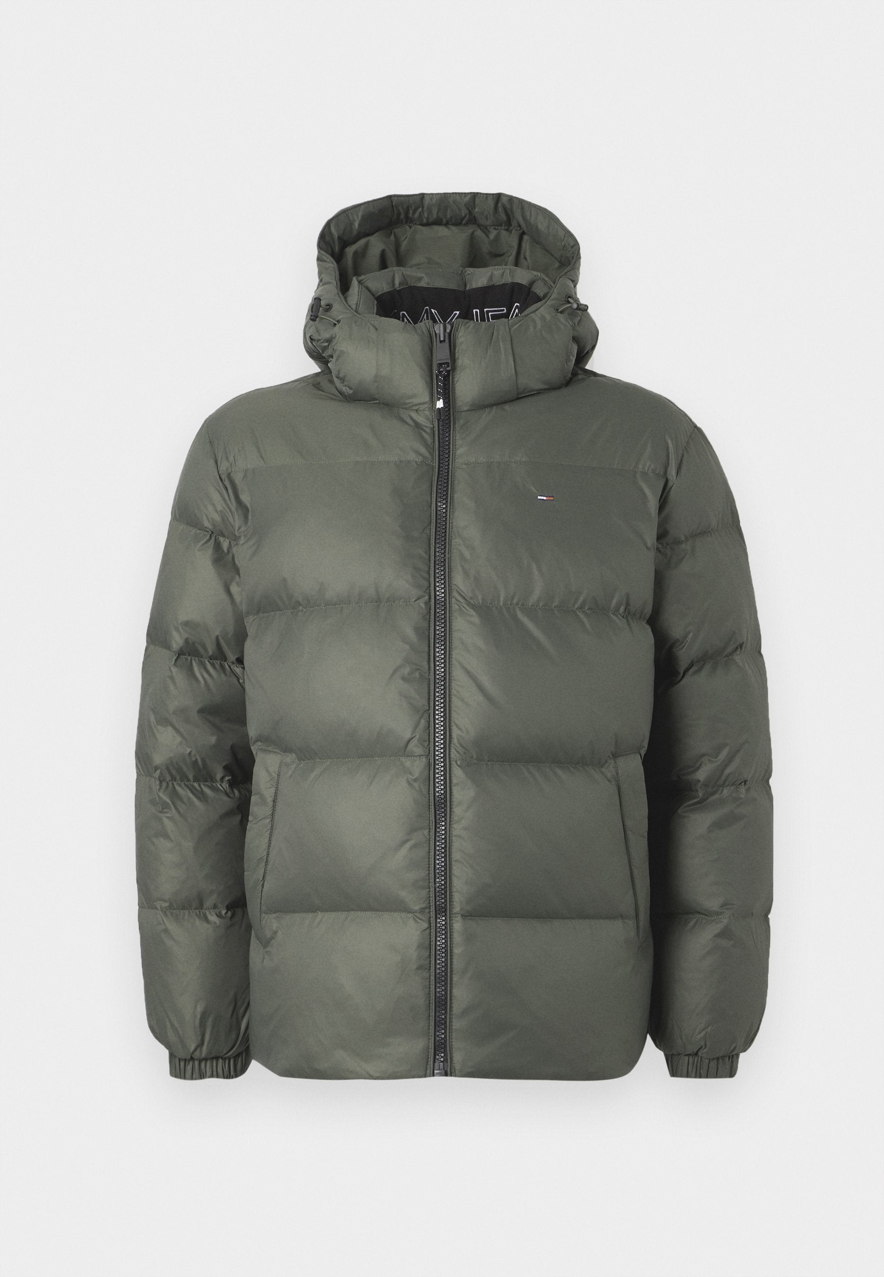 Olivgrüne Steppjacke mit hohem Kragen und Kapuze, ausgestattet mit einem Reißverschluss vorne und einem gesteppter Design. Enthält elastische Bündchen und ein Logodetail.