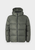 Olivgrüne Steppjacke mit hohem Kragen und Kapuze, ausgestattet mit einem Reißverschluss vorne und einem gesteppter Design. Enthält elastische Bündchen und ein Logodetail.