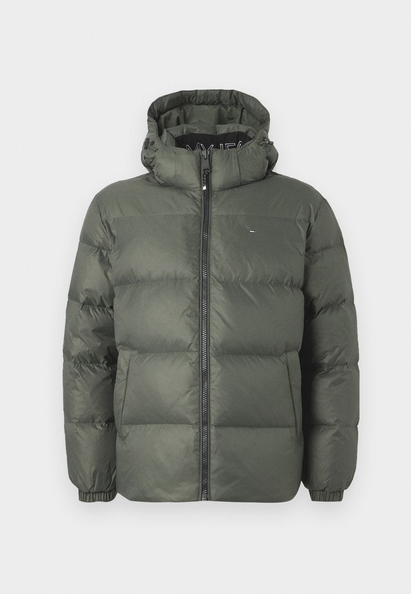 Olivgrüne Steppjacke mit hohem Kragen und Kapuze, ausgestattet mit einem Reißverschluss vorne und einem gesteppter Design. Enthält elastische Bündchen und ein Logodetail.