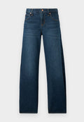 Dunkelblaue Jeans mit geradem Bein, fünf Taschen und Kupfernieten, auf weißem Hintergrund dargestellt.