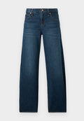 Dunkelblaue Jeans mit geradem Bein, fünf Taschen und Kupfernieten, auf weißem Hintergrund dargestellt.