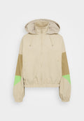 Beige Kapuzenjacke mit elastischem Bund und Bündchen. Mit grünen und braunen Panelakzenten an den Ärmeln. Leichter, strukturiert Stoff.