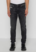 Dunkelblaue Denim-Jeans mit einer schlanken Passform, die fünf Taschen und subtile Waschungen aufweisen. Der Stoff hat eine glatte Textur mit leichten Verfärbungen.
