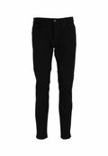 Schwarze Jeans aus Denim mit slim fit. Verfügt über einen Knopfverschluss, fünf Taschen und eine schlichte Naht ohne Muster oder Verzierungen.