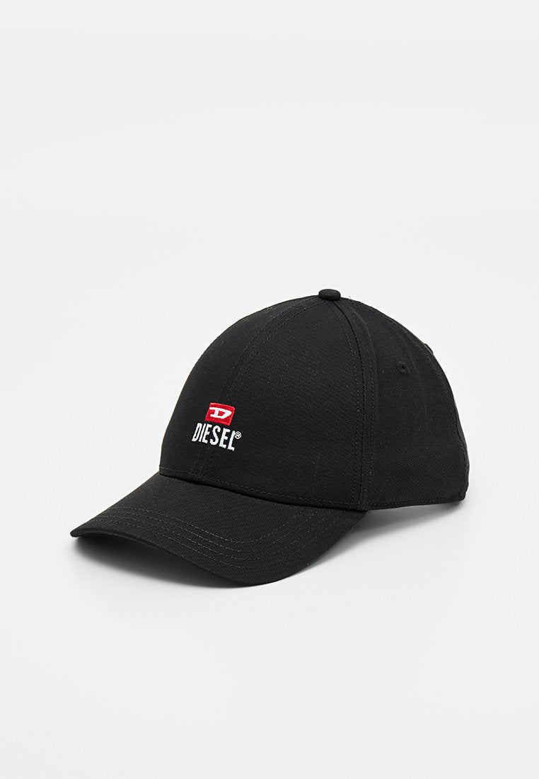 Schwarze Baseballkappe aus strukturiertem Stoff mit gebogenem Schirm und einem auf der Vorderseite aufgestickten roten und weißen "DIESEL"-Logo.