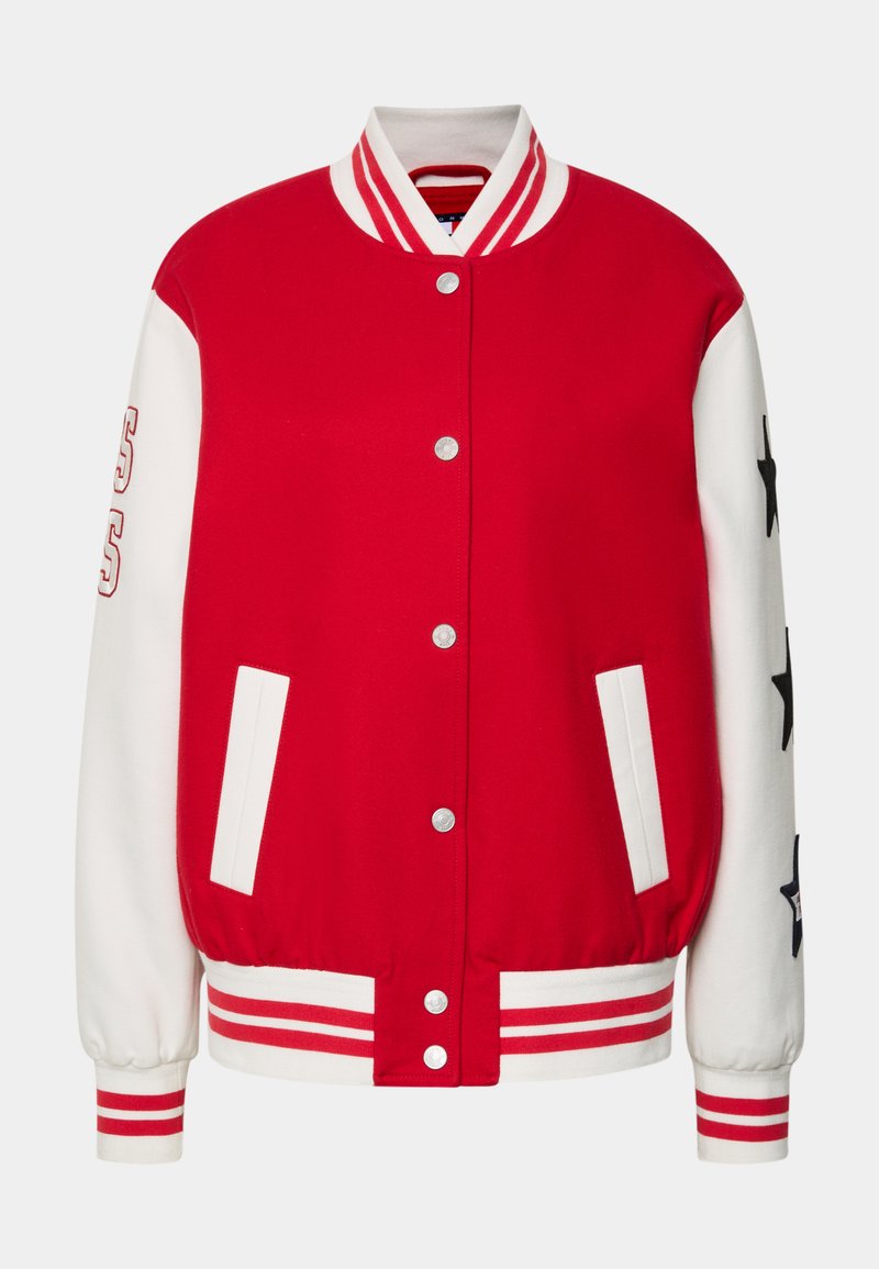 Rote Collegejacke mit weißen Ärmeln, Druckknopfverschluss, gestreiftem Kragen und gerippten Bündchen. Verfügt über Sterne auf dem rechten Ärmel und Taschen.