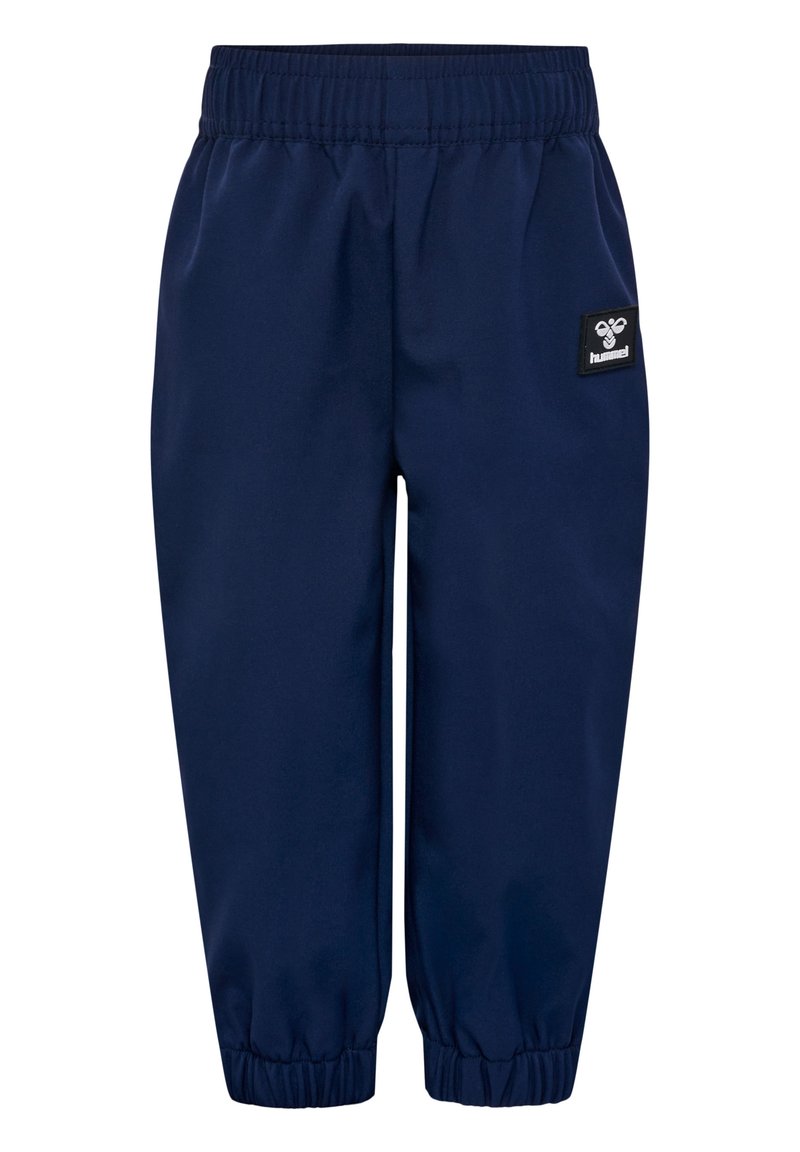 Marineblau tapered Jogginghosen mit elastischem Bund, elastischen Bündchen und einem kleinen schwarzen Logopatch auf der linken Seite. Glatte Stofftextur.