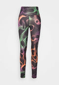 Leggings aus dehnbarem Stoff mit einem mehrfarbigen abstrakten Muster in Grün, Lila, Orange und Schwarz. Hochtailliertes Design.