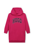 Helle pinke Kapuzenkleid für Kinder mit einer vorderen Tasche und dem Schriftzug "HUGO" in schwarzen, gemusterten Buchstaben auf der Brust.