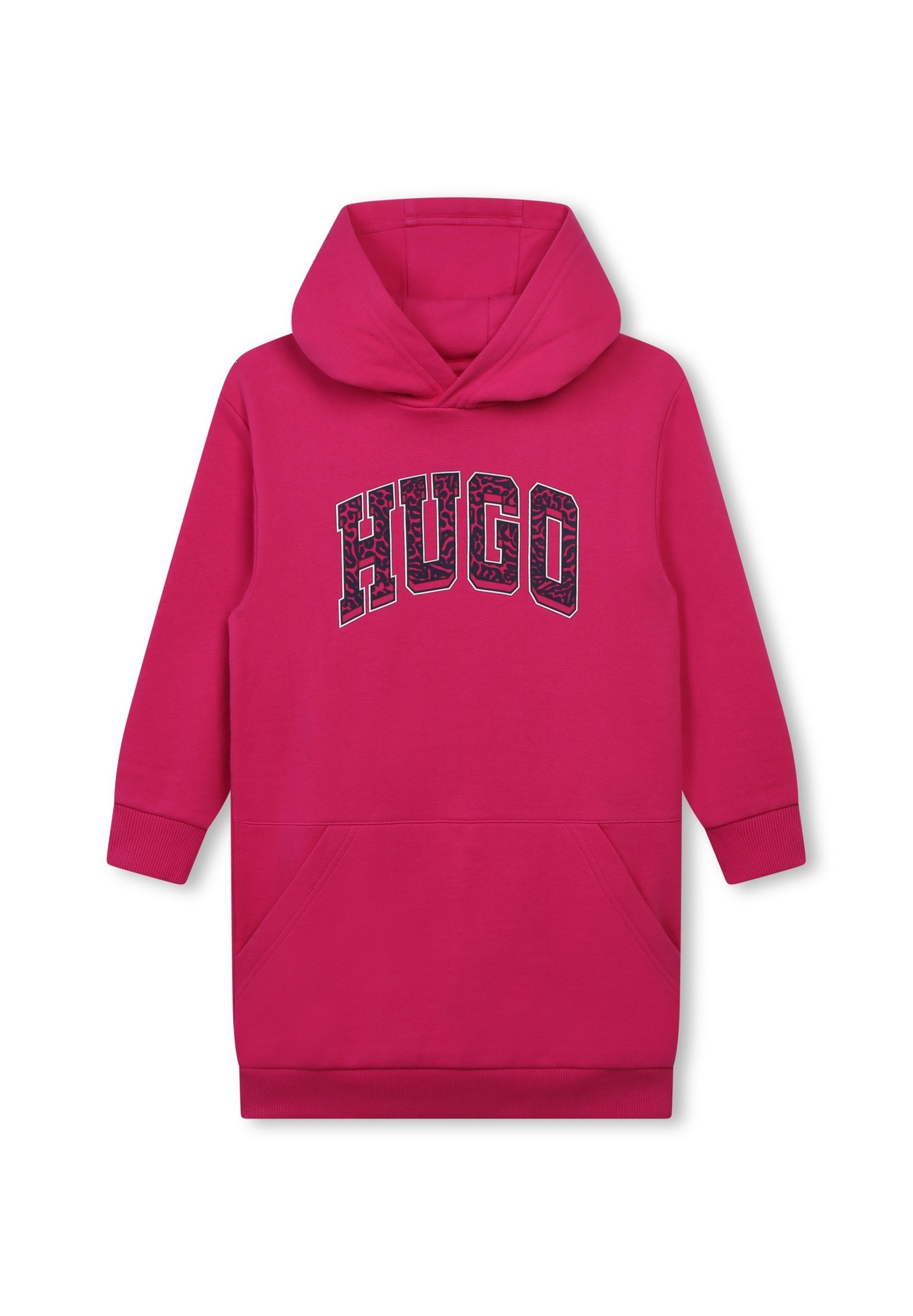 Helle pinke Kapuzenkleid für Kinder mit einer vorderen Tasche und dem Schriftzug "HUGO" in schwarzen, gemusterten Buchstaben auf der Brust.