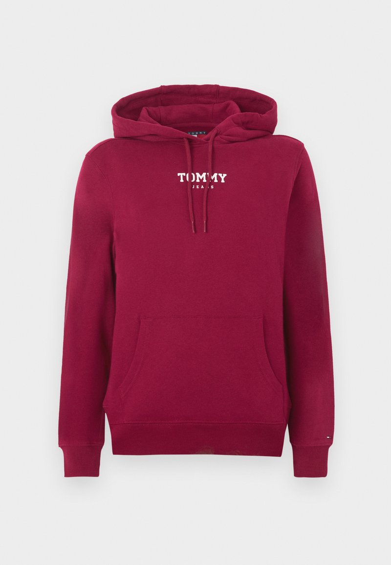 Roter Hoodie aus Baumwolle mit Kängurutasche vorne, verstellbarer Kapuze mit Kordelzug und weißem Logo-Schriftzug "TOMMY JEANS" auf der Brust.
