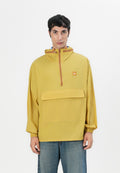 Gelbe leichte Jacke mit einer Fronttasche, halbem Reißverschluss, elastischen Bündchen und einer Kordelzugkapuze. Glatte Textur, minimalistisches Design.