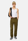 Grüne Cargo-Hosen mit Seitentaschen, weißes Tanktop und eine Camouflage-Cap. Schwarzer Rucksack mit Schulterriemen und graue Turnschuhe. Einfaches Design.