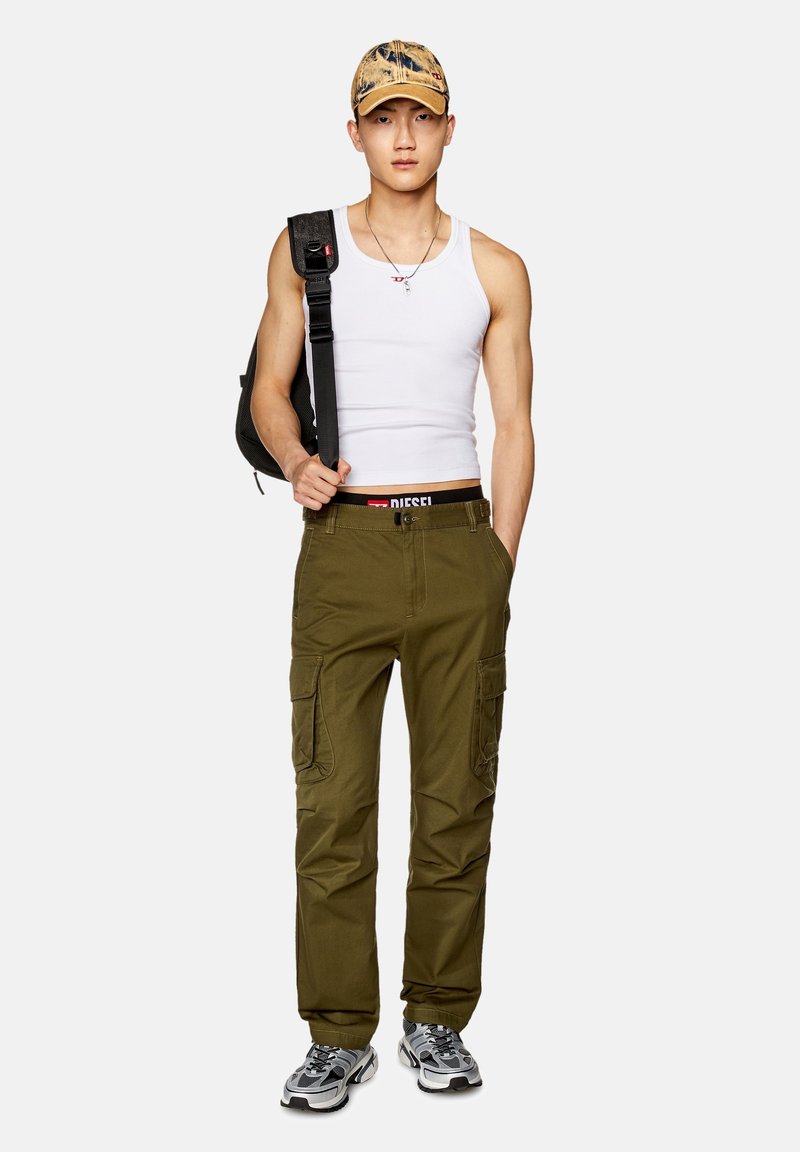 Grüne Cargo-Hosen mit Seitentaschen, weißes Tanktop und eine Camouflage-Cap. Schwarzer Rucksack mit Schulterriemen und graue Turnschuhe. Einfaches Design.