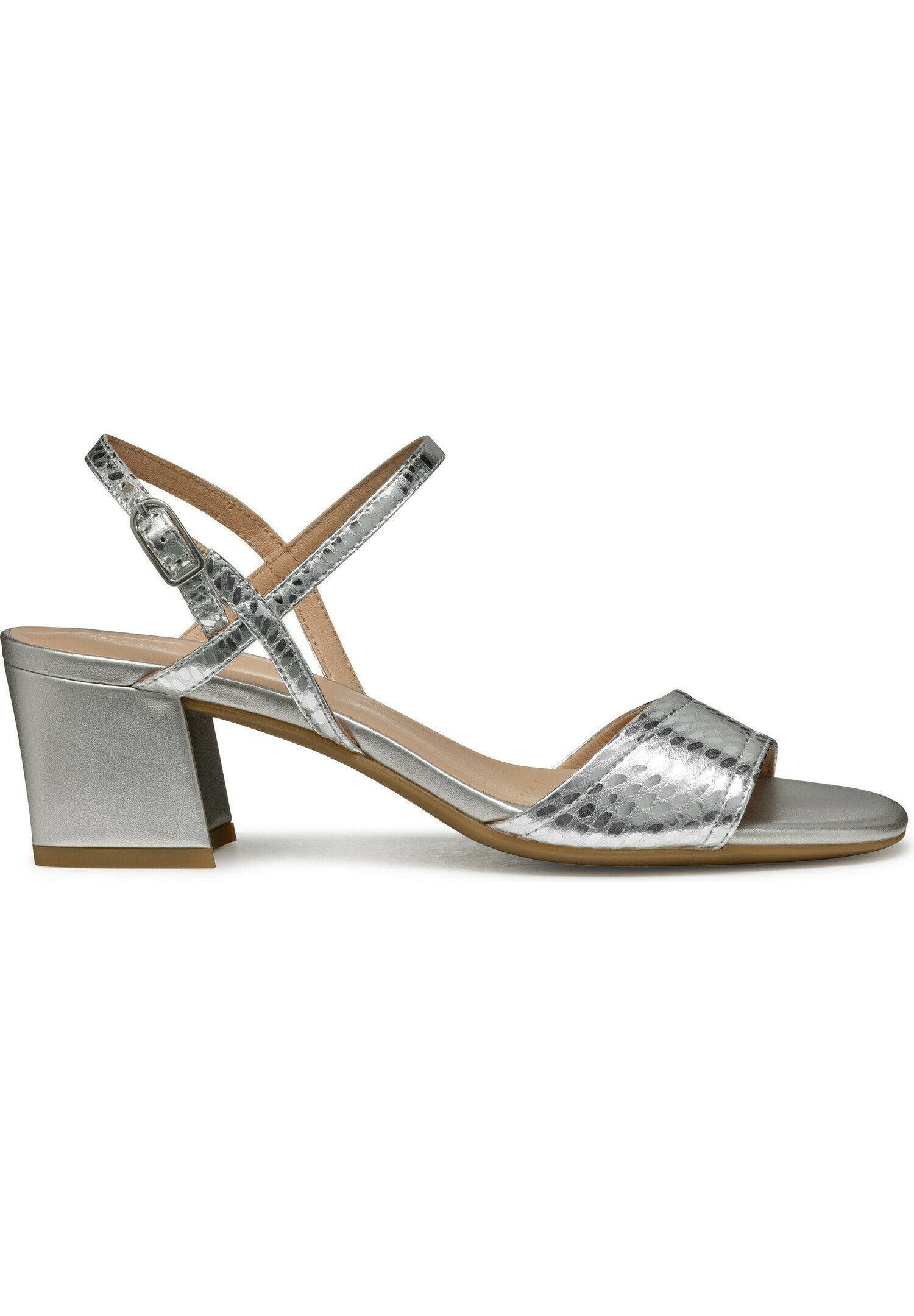 Silberne Sandalen mit Textiloberfläche, offener Zehenpartie und Knöchelriemen. Blockabsatz für Stabilität, glattes Innenfutter und minimalistische Akzente.