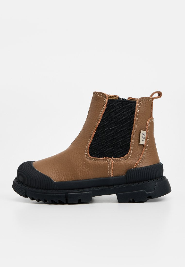 Brauner Lederstiefel bis zum Knöchel mit schwarzen elastischen Seitenteilen, einer Gummikappe an der Spitze und einer robusten schwarzen Sohle. Verfügt über gestickte Akzente und eine Zuglasche.