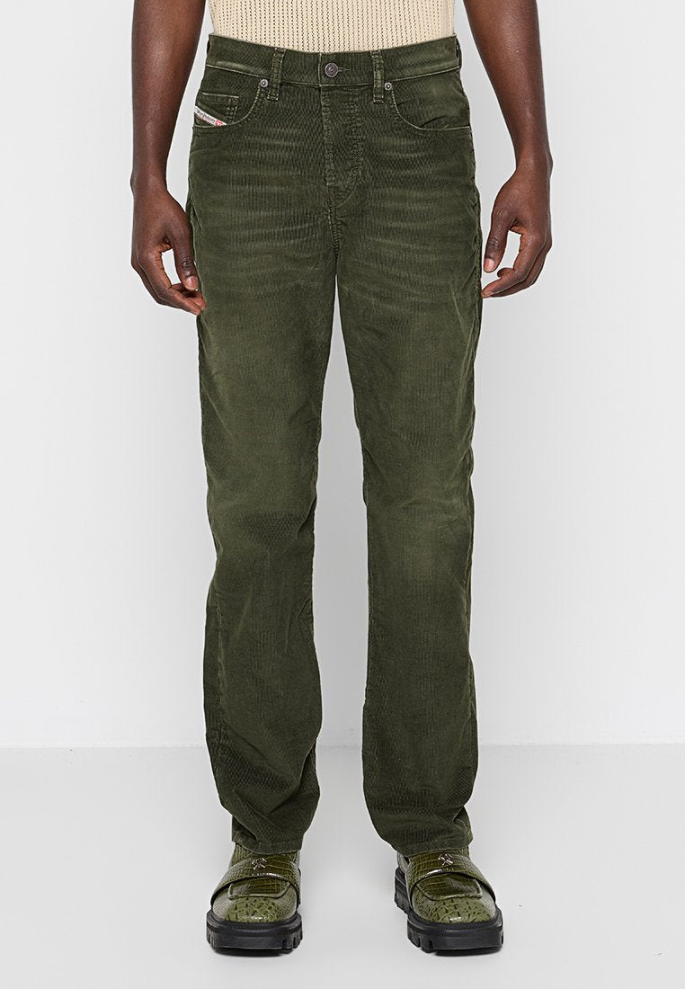 Khakifarbene Cordhosen mit geradem Bein, ausgestattet mit vorderen Taschen, einem Knopfverschluss und einer strukturierten Oberfläche. Keine sichtbaren Marken oder Logos.
