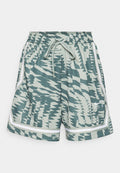 Sportshorts mit tealfarbenem und hellgrauem Zickzackmuster, elastischem Bund mit Kordelzug, weißen Seitenstreifen und Nike "FLY"-Logo am linken Bein.