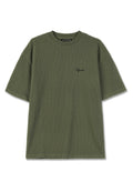 Olivgrünes, geripptes T-Shirt mit kurzen Ärmeln, rundem Hals und einem kleinen schwarzen Logo, das auf der linken Brust gestickt ist. Weiche Stofftextur.