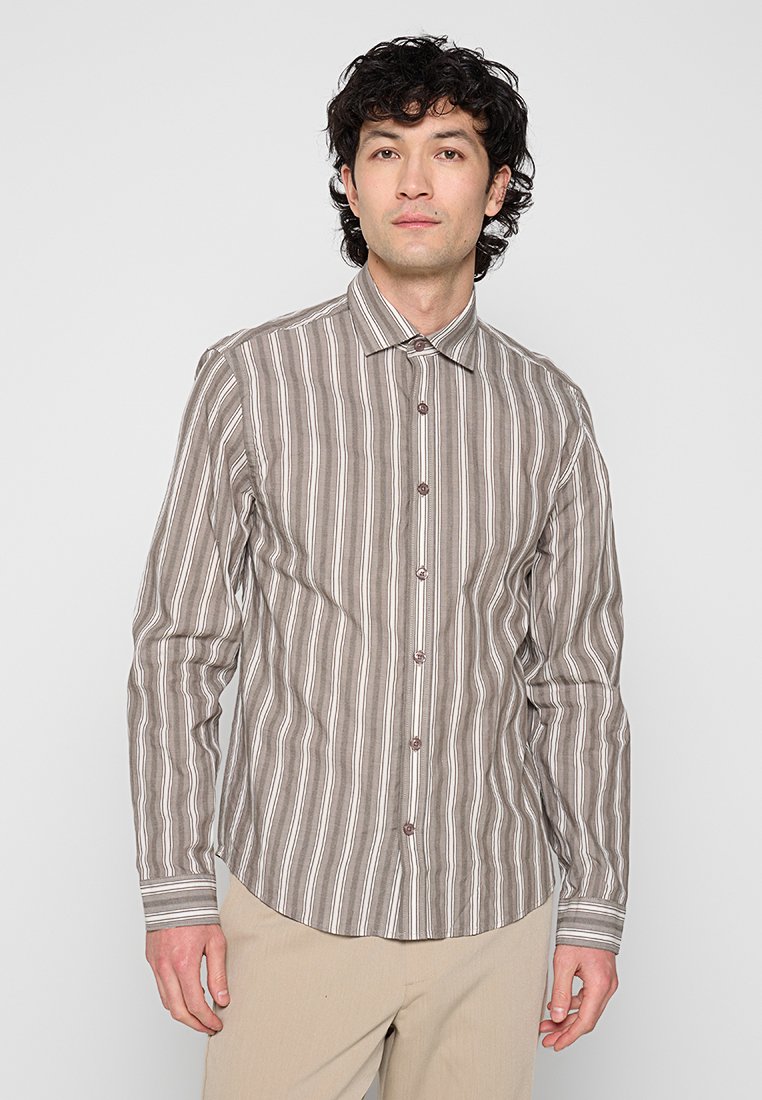 REGULAR FIT Media 1