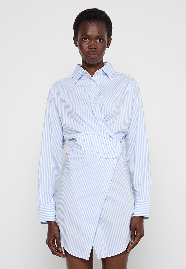 Gestreiftes Hemdkleid in Hellblau und Weiß mit einem schrägen, drapierten Taillendesign, langen Ärmeln und einem spitzen Kragen.
