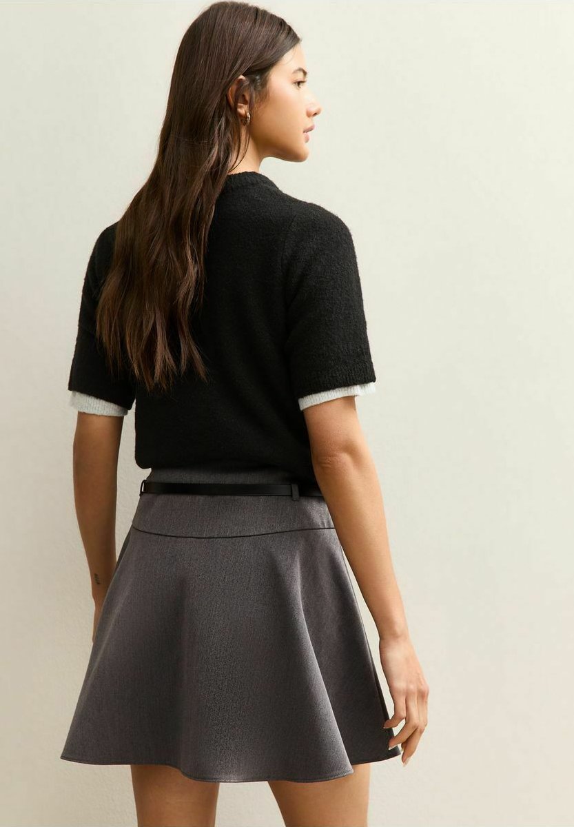 New Look DARK  BELTED FLIPPY