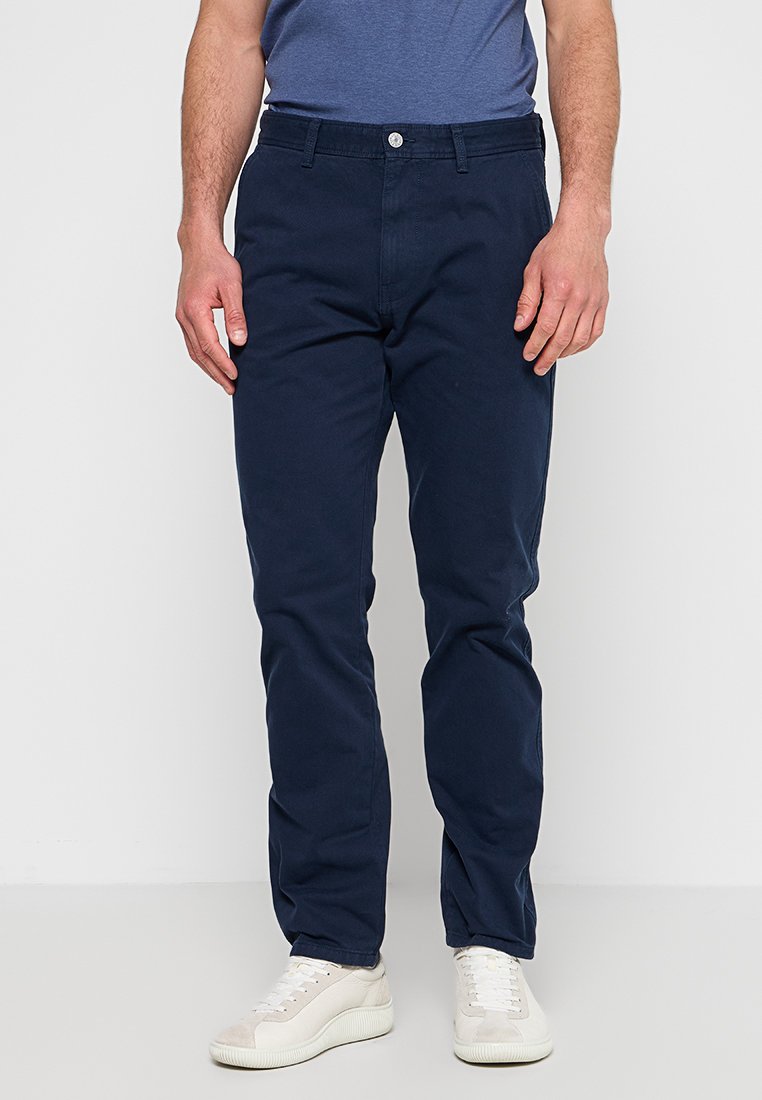 Marineblaue Chinos aus Twillstoff, mit geradem Bein, Eingrifftaschen und einem einzelnen Knopfverschluss am Bund.