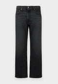 Schwarze Straight-Leg-Jeans mit frontalem Knopf- und Reißverschluss, fünf Taschen und dezentem verwaschenem Detail an Oberschenkeln und Knien.