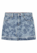 Jeans-Minirock in Hellblau mit Sternmuster, ausgestattet mit einem Fünf-Taschen-Design, Gürtelschlaufen und einem rohen Saum. Silberne Knopfverschluss.