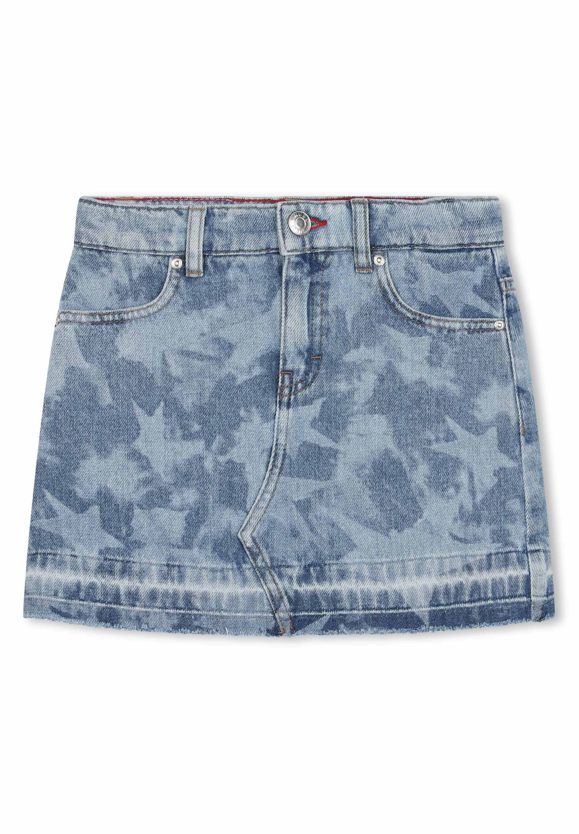 Jeans-Minirock in Hellblau mit Sternmuster, ausgestattet mit einem Fünf-Taschen-Design, Gürtelschlaufen und einem rohen Saum. Silberne Knopfverschluss.