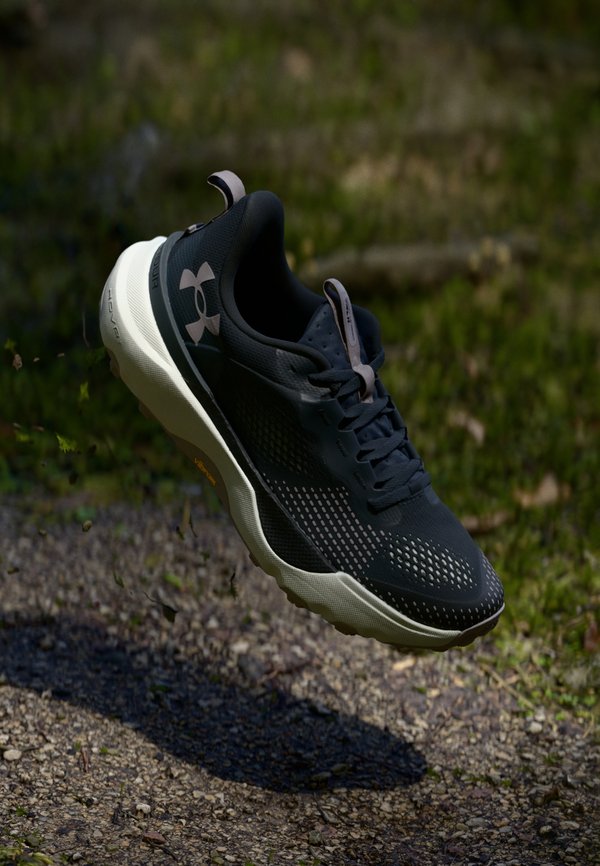 Under Armour INFINITE PRO - Trail running shoes - black/anthracite/tetra gray