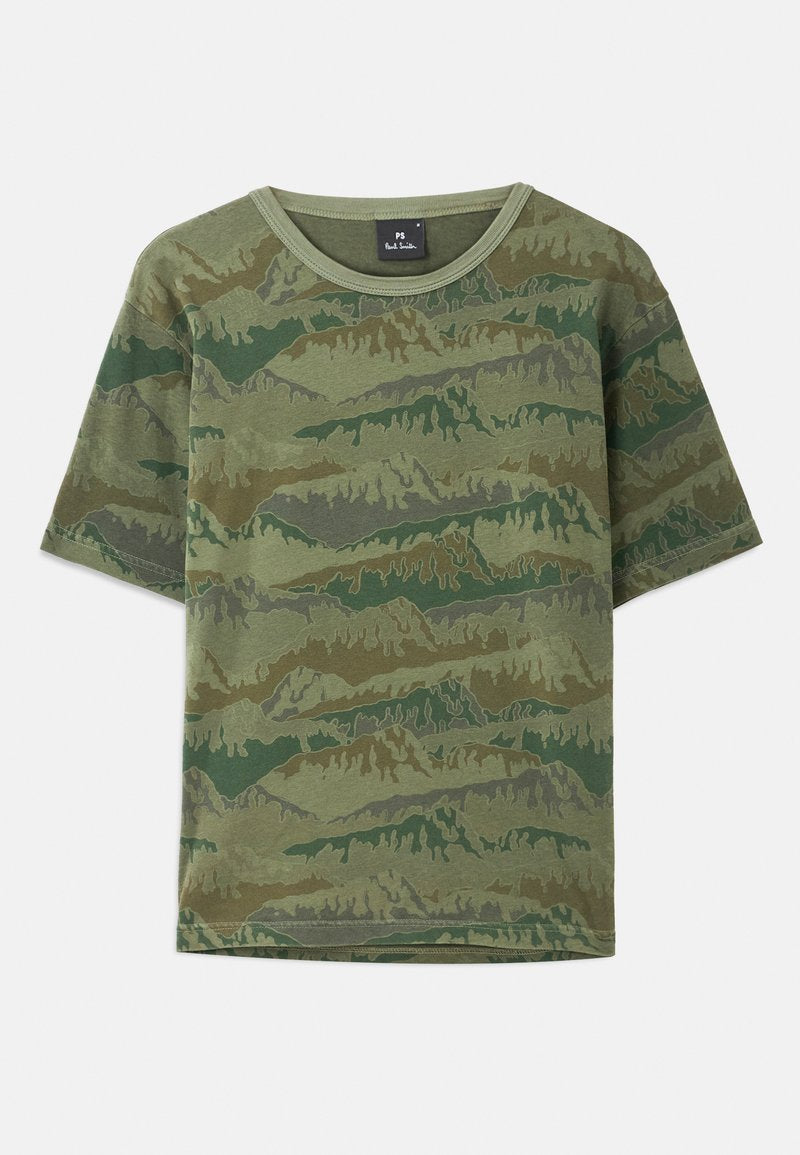 Grünes Camouflage-T-Shirt aus Baumwolle. Kurze Ärmel, runder Halsausschnitt, mit einem geschichteten Bergmuster in verschiedenen Grüntönen und Brauntönen.