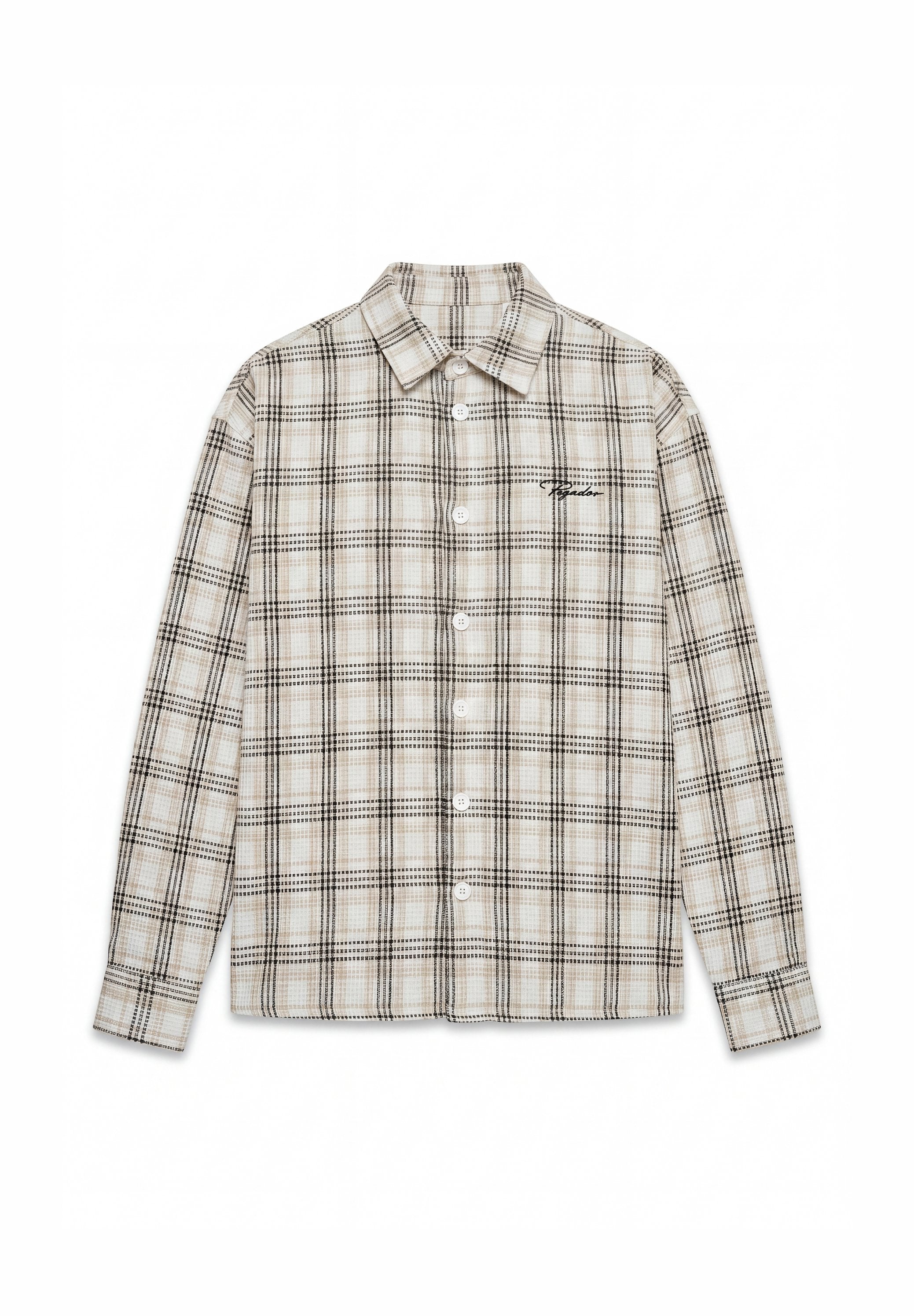 Langärmeliges Hemd mit Knopfleiste, beige-schwarz kariertem Muster, Kragen und kleinem schwarzem Text auf der linken Brust.