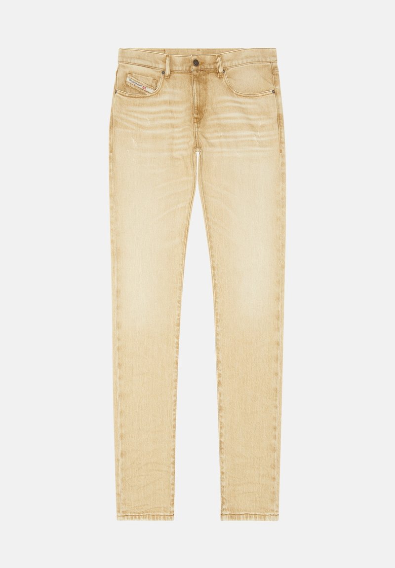 Beige Denim-Jeans mit geradem Schnitt, fünf Taschen und einem leicht abgetragenen Look. Ausgestattet mit einem Metallknopf und dezenten Nähdetails.