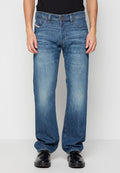 Blaue Jeans aus Denim mit relaxter Passform, heller Waschung und verwaschenen Details, fünf Taschen und einem Knopfverschluss.