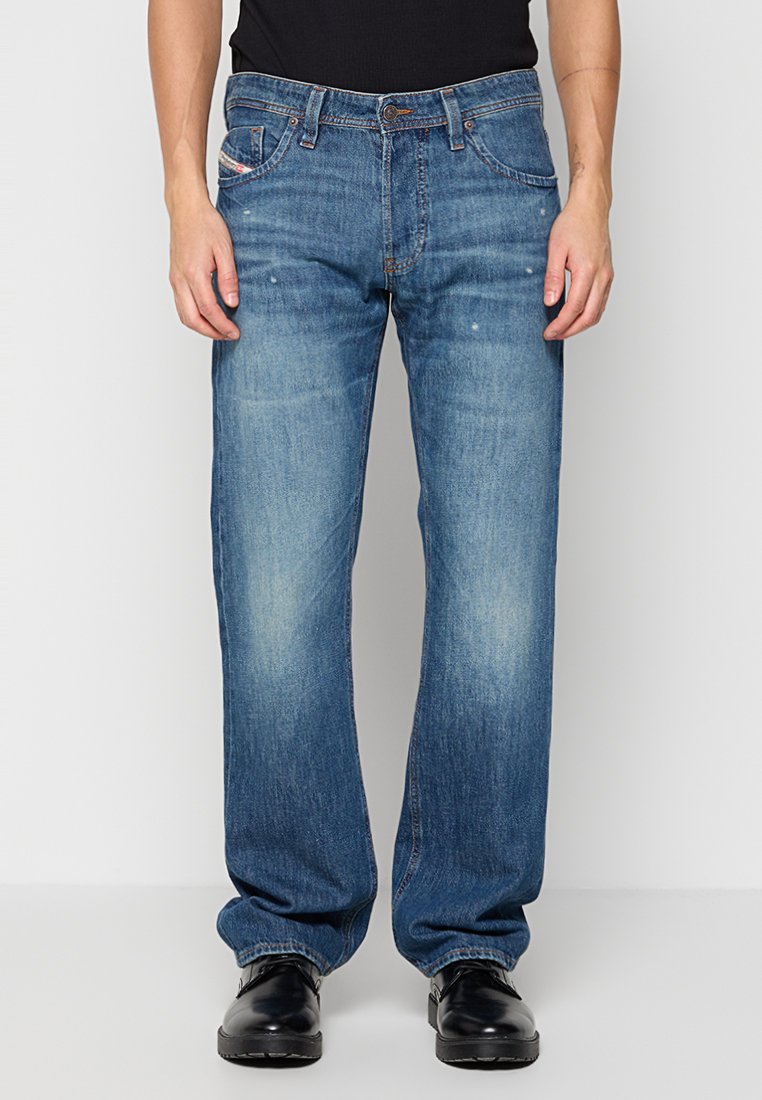 Blaue Jeans aus Denim mit relaxter Passform, heller Waschung und verwaschenen Details, fünf Taschen und einem Knopfverschluss.