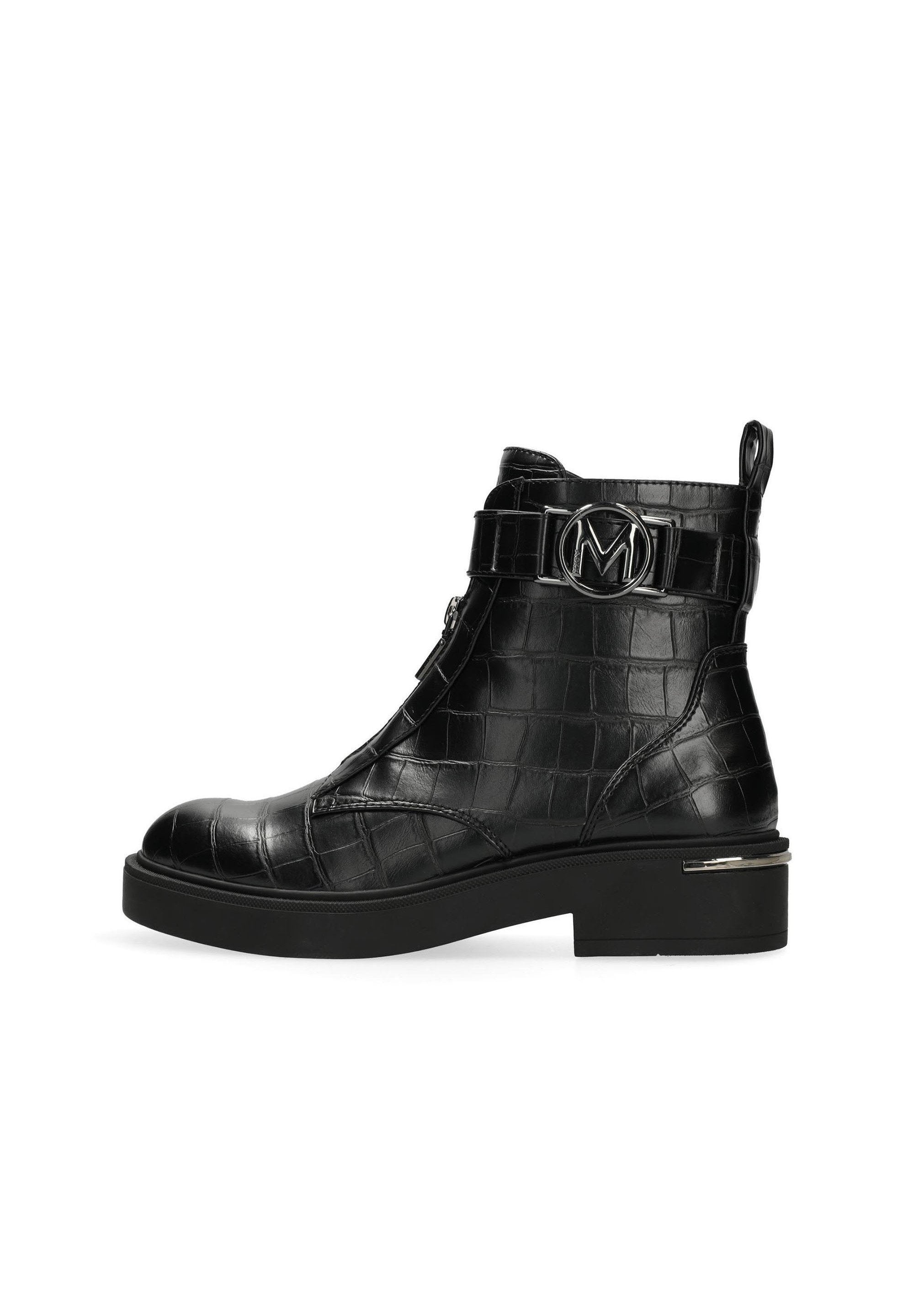 Schwarze Knöchelstiefel aus Kunstkrokodilleder, mit abgerundeter Spitze, seitlichem Reißverschluss und dekorativem silbernen Schnallenverschluss mit "M"-Logo. Flache Sohle.