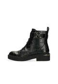 Schwarze Knöchelstiefel aus Kunstkrokodilleder, mit abgerundeter Spitze, seitlichem Reißverschluss und dekorativem silbernen Schnallenverschluss mit "M"-Logo. Flache Sohle.