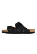 Schwarze Glitzer-Sandalen mit zwei verstellbaren Riemen, gepolsterter Korksohle und einer strukturierten Gummisohle für guten Halt.