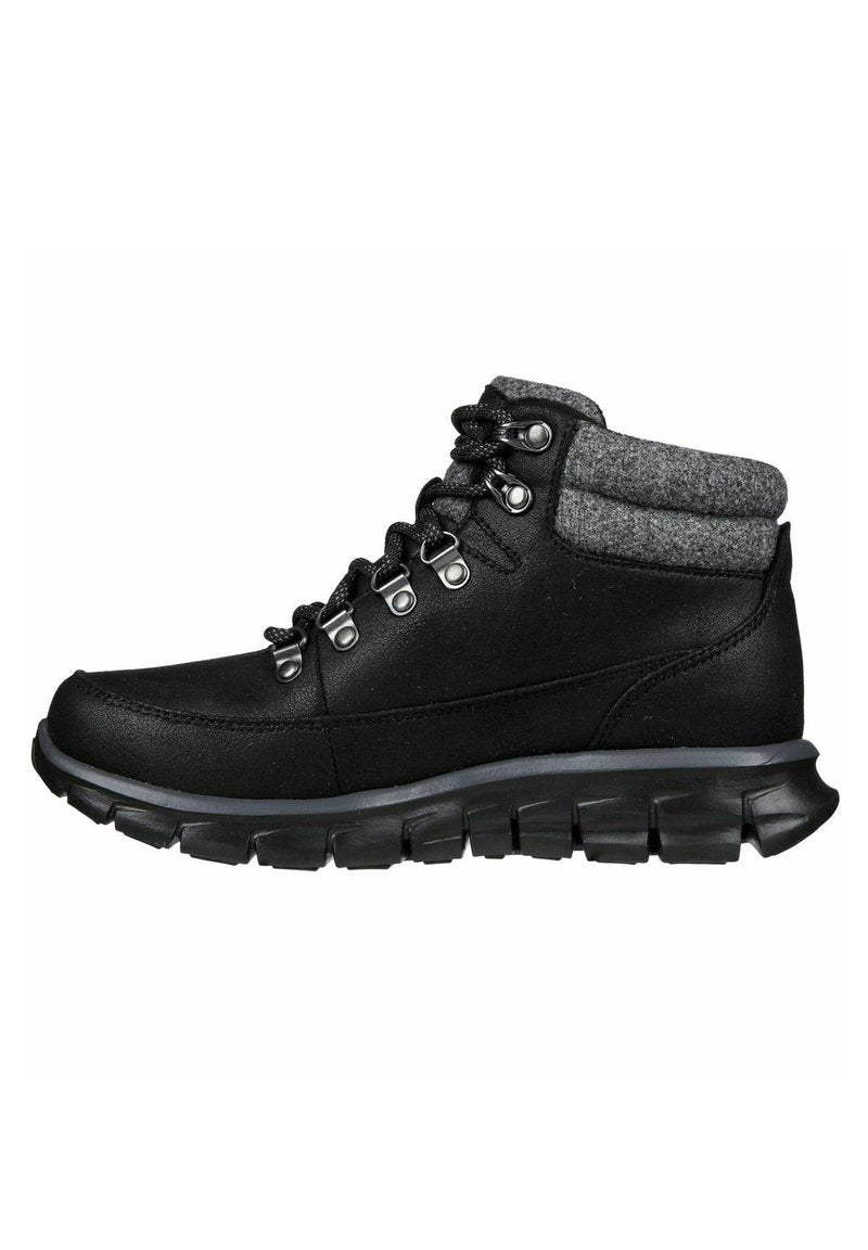 Schwarzer Wanderschuh mit einem grauen Stoffkragen, ausgestattet mit Metallösen, strukturiertem Gummisohle und glattem Lederobermaterial.