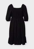 Schwarzes Midikleid mit aufgepufften Dreiviertelärmeln, quadratischem Ausschnitt, gerafftem Oberteil und Rüschensaum vor hellem Hintergrund.