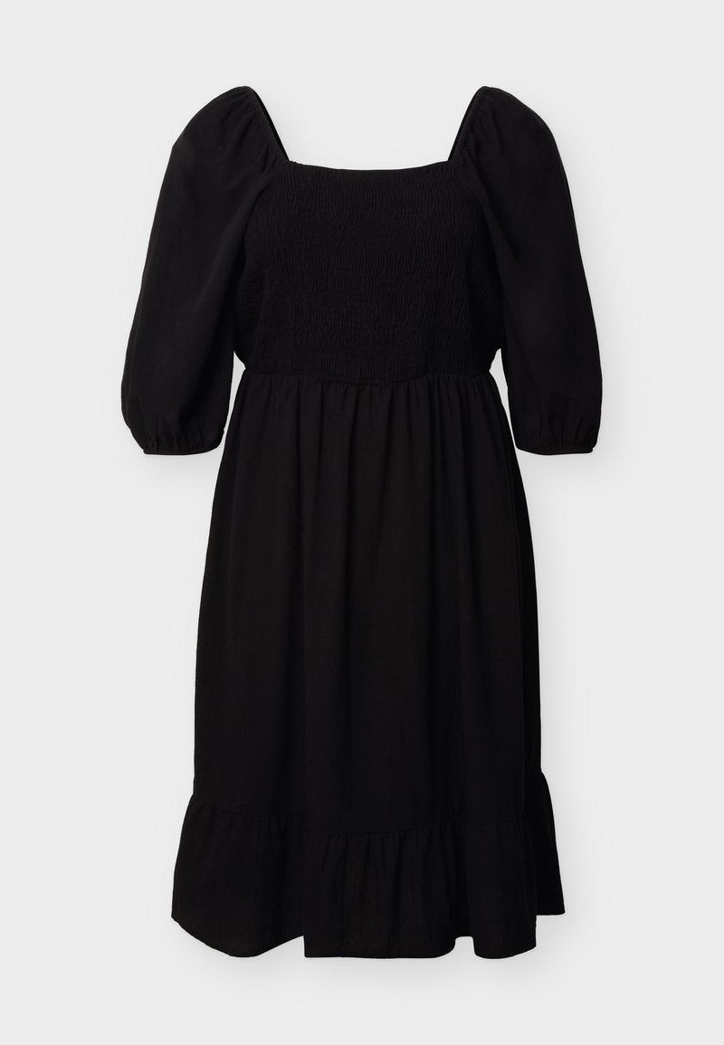 Schwarzes Midikleid mit aufgepufften Dreiviertelärmeln, quadratischem Ausschnitt, gerafftem Oberteil und Rüschensaum vor hellem Hintergrund.