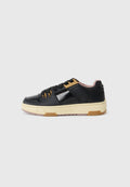 Schwarze Sneaker mit einem strukturierten Leder-Obermaterial, glänzenden Akzenten und einer cremefarbenen Gummisohle. Mit schwarzen Schnürsenkeln und hellrosa Futter.