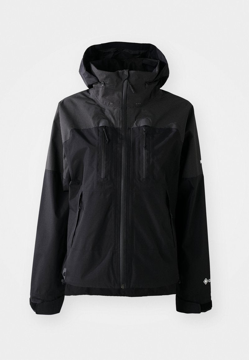 Schwarze wasserdichte Jacke mit gemustertem Kapuzenbereich, vorderen Reißverschlüssen und zwei Brusttaschen. Ausgestattet mit verstellbaren Manschetten und einem schlanken, funktionalen Design.
