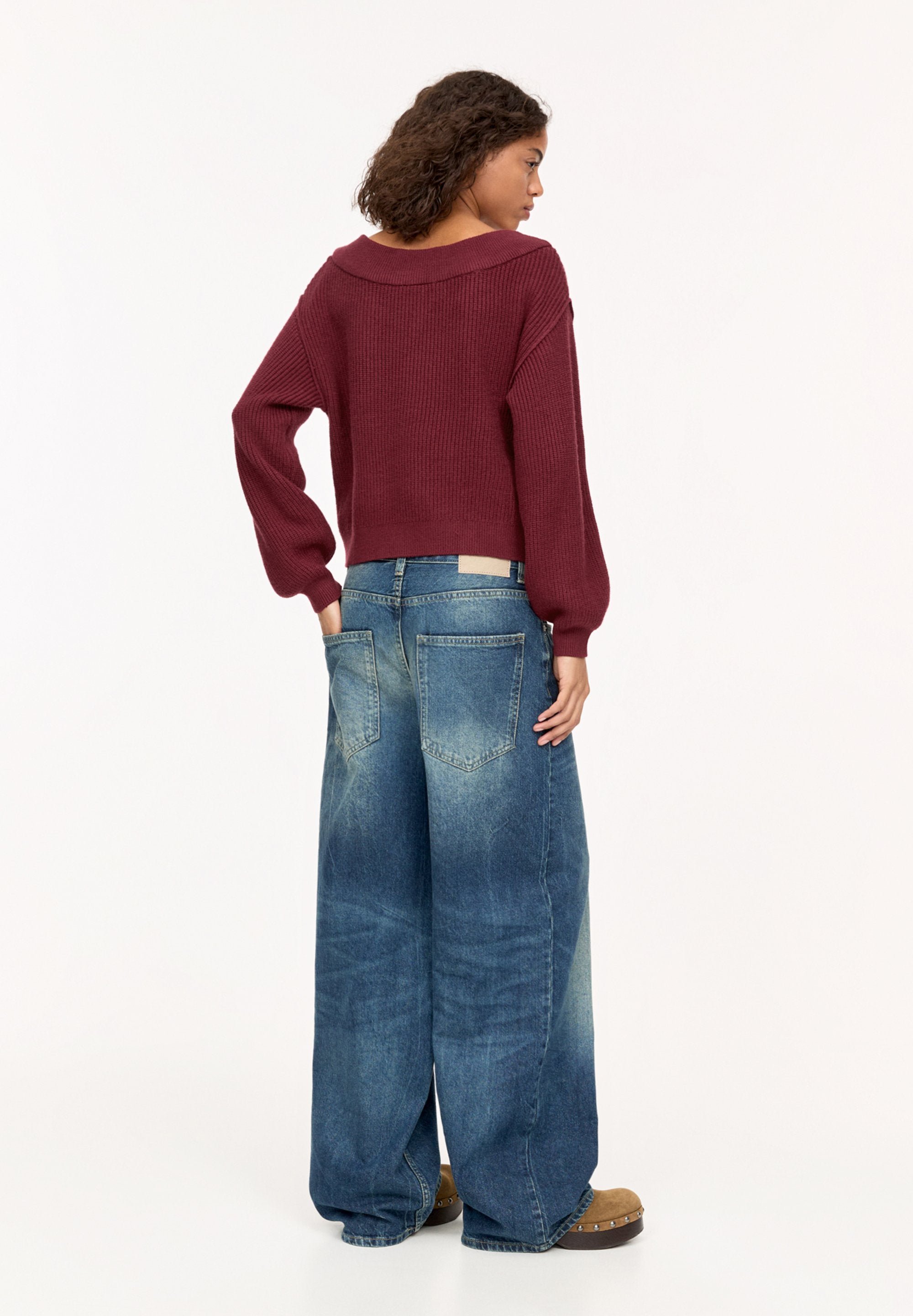 PULL&BEAR PURL WITH A V-NECKLINE