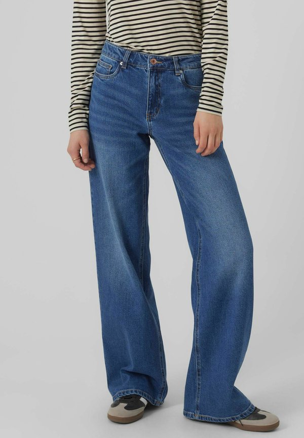 Vero Moda Wide-fit VMFAITH Low rise Wide Leg Fit - Flared Jeans - medium blue denim