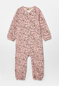 Rosa jumpsuit mit Blumendruck, langärmlig, mit elastischen Bündchen und einem Druckknopfverschluss vorne. Hergestellt aus weichem Material mit leicht strukturiertem Finish.